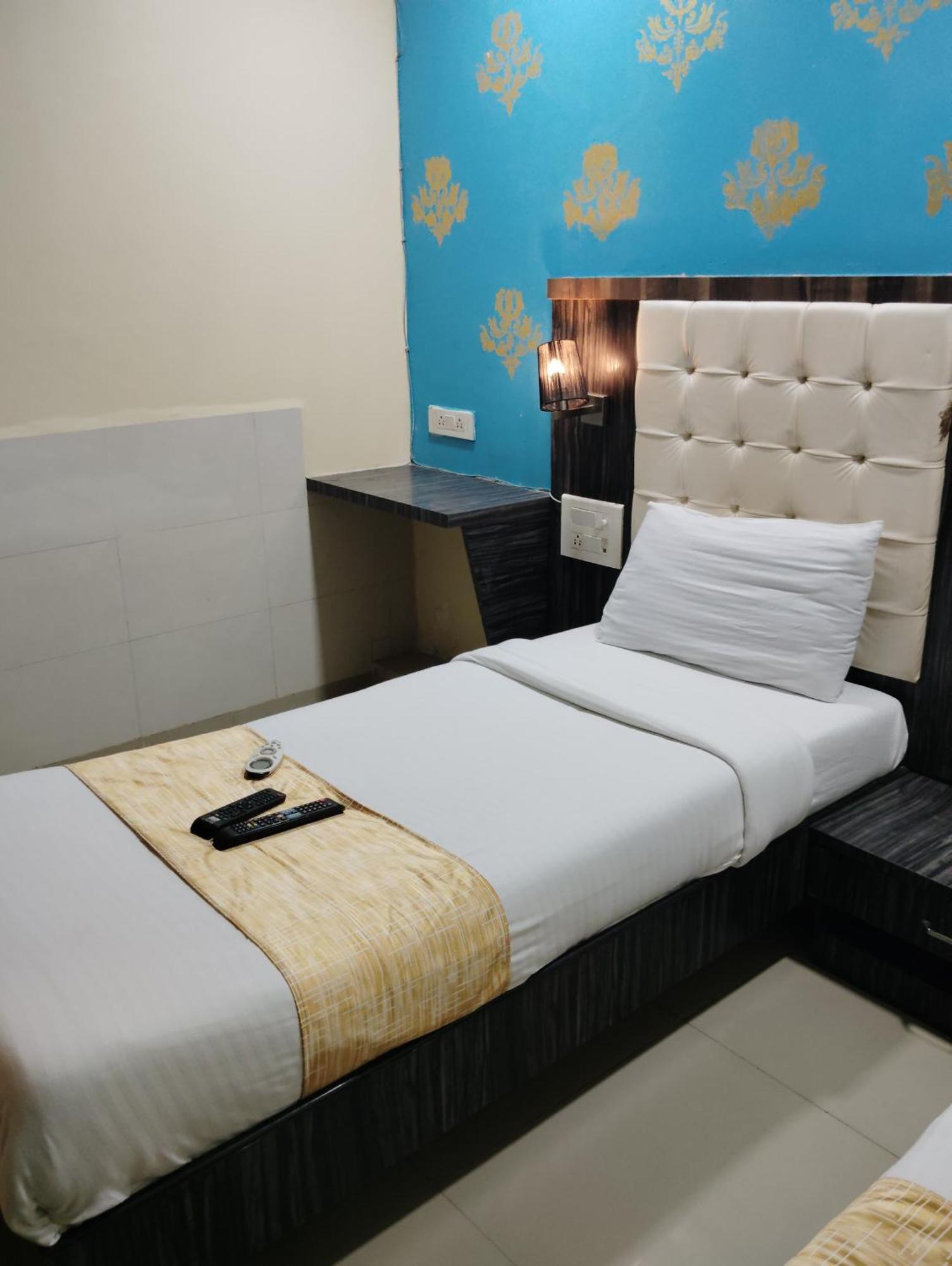 Crystal Park Near Nesco Exhibition Center * Bombaj